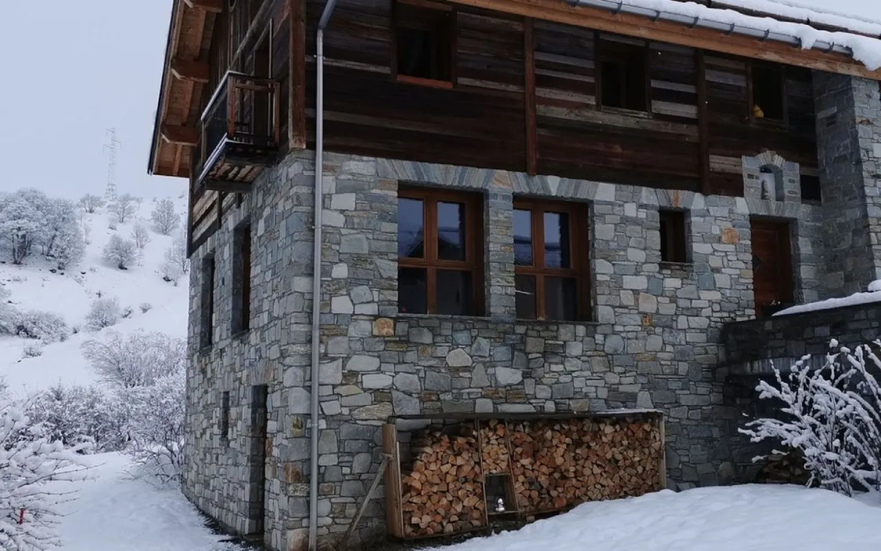 chalet en hiver sous la neige